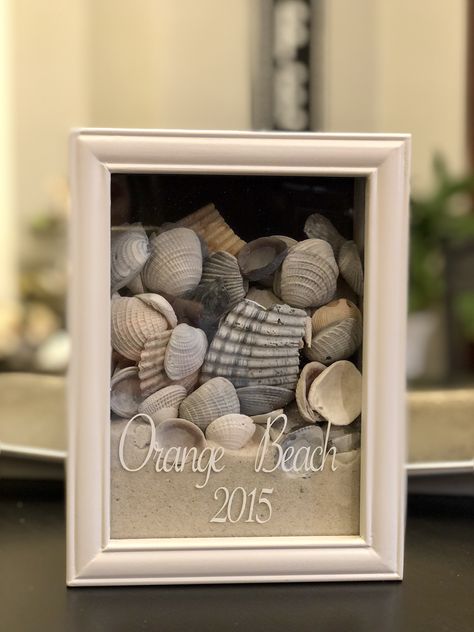 Seashell Souvenir Ideas, Diy Seashell Crafts Vacation Memories, Shadow Box Beach Ideas, Sand And Seashell Crafts, Shell Memory Craft, Shells In Shadow Boxes, Sea Shell Shadow Box Ideas, Seashell Shadow Box Ideas, Sea Shell Shadow Box