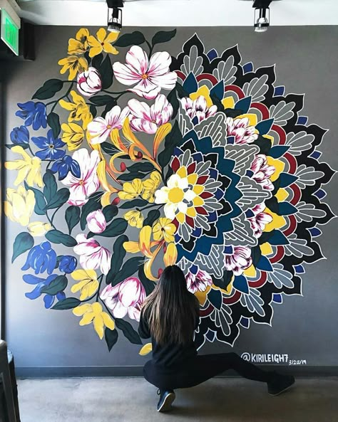 Mandala Wall Art Murals, فن الرسم بالمسامير, Snapdragon Flowers, Creative Wall Painting, Canvas For Beginners, Wall Painting Decor, Deco Originale, Wall Paint Designs, Mandala Wall Art