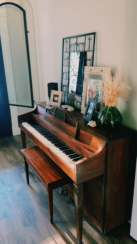 Old Piano Decor, Pemberley House, Upright Piano Decor, Wooden Piano, Old Piano, Antique Piano, Piano Decor, Old Pianos, Upright Piano