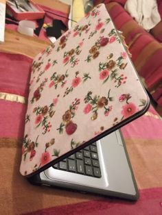 OMG! I am totally loving this technique! You place velcro around the cover and use fabric/felt as a cover! I love this because you make interchangeable pieces for season, holidays or whatever! Lap Top Covers Cases, Diy Pouches, Laptop Diy, Girly Crafts, Diy Cases, Diy Laptop, Notebook Cover Design, Amazing Crafts, Lap Top