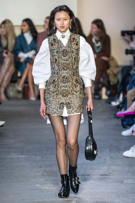 For Sale on 1stDibs - This Etro Fall 2019 Runway sleeveless black and beige jacquard slim fit button down mini dress / vest is made of blended wool and features two small flap Haute Couture Style, Fashion 90s, Winter Stil, Mode Inspo, Fashion Show Collection, Mode Inspiration, Autumn Fashion Women, Primavera Estate, Runway Fashion