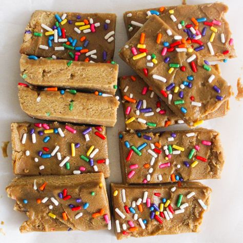 Copycat Quest Protein Cookie, Copycat Quest Protein Bars, Homemade Quest Bars, Quest Bar Recipe, On The Go Protein, Homemade Protein Bars Healthy, Birthday Cake Protein Bars, Chocolate Protein Bar, Sweets Healthy