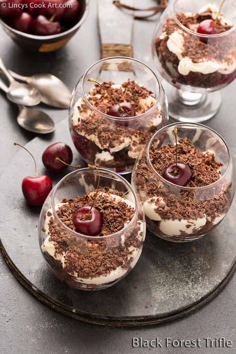 Chocolate Cherry Trifle, Dessert Ideas Christmas, Black Forest Trifle Recipe, Quick Dessert Ideas, Christmas Dessert Drinks, Quick Yummy Desserts, Black Forest Trifle, Cherry Trifle, Trifle Bowl Recipes