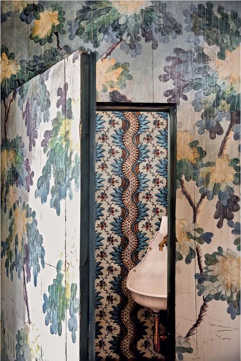 French Townhouse, French Seaside, Wallpaper Powder Room, Cottage Details, 18th Century House, Interior Design History, English Houses, Claw Foot Bath, Historic House