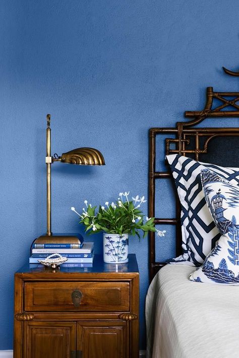 Blue And White Bedrooms, Coastal Chinoiserie, Chinoiserie Bedroom, White Bedrooms, Hamptons Style Homes, Hamptons Style Home, Beach Themed Bedroom, British Colonial Style, Colonial Decor