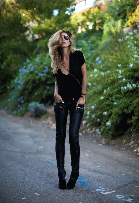 Rock n roll Black Leather Pants, Mode Casual, Rocker Chic, Rock Chic, Fashion Blogger Style, All Black Everything, All Black Outfit, Clothes Ideas, Looks Style