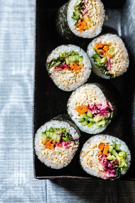 Vegetarian Sushi Recipes, Resep Sushi, Tofu Sushi, Sushi Burrito, Sushi Recipes Homemade, Veggie Sushi, Vegetarian Sushi, Hummus Wrap, Sushi Recipe