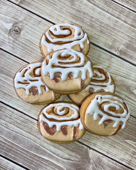 Dany Lind | Cookie Artist on Instagram: “Cinnamon roll cookies — SWIPE to see the how-to video! Cinnamon rolls are a holiday staple in my house, and now I don’t even have to make…” Swirl Bun, Frosting Colors, Cinnamon Roll Cookies, Honey Bun, Making Bread, Cinnamon Coffee, Themed Cookies, Roll Cookies, First Frost