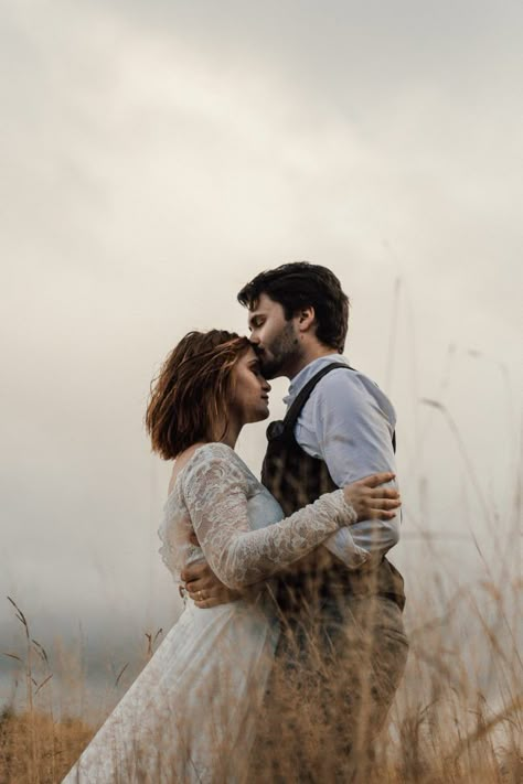 Fall Wedding Photography, Rustic Wedding Photography, Rustic Wedding Photos, White Veil, Fall Wedding Photos, Foto Wedding, Wedding Portrait Poses, Outdoor Wedding Photography, Wedding Couple Photos