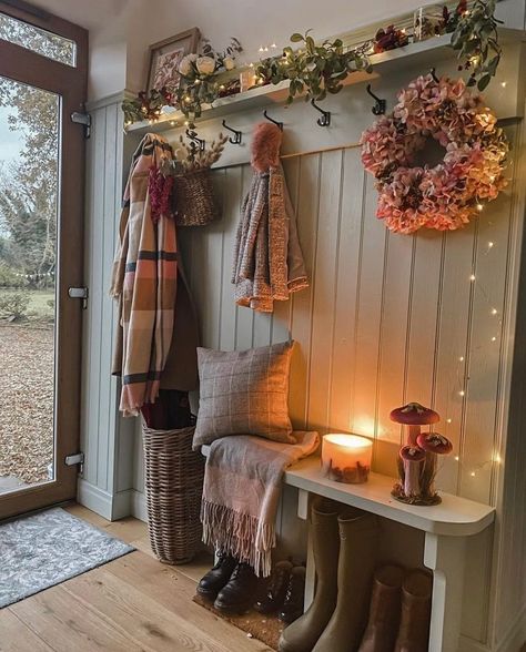 24+ Creative Fall Entryway Decor Inspirations (& Tips) - DrExplains Cottage Hallway, Hallway Inspiration, Mudroom Decor, Casa Country, Hallway Designs, Hal Decor, Country Interior, Boot Room, Hall Decor