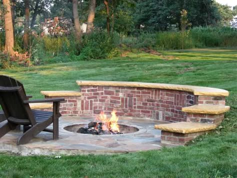 Love the seating wall Diy Fire Pit Ideas, Landscaping On A Hill, Fire Pit Swings, Brick Fire Pit, Sloped Yard, Sloped Backyard, Fire Pit Seating, Fire Pit Ideas, Fire Pit Area