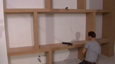 DIY: zo maak je een wandkast met vakken | RTL Nieuws Wall Shelving Units, Happy New Home, Wall Niche, Bookcase Wall, Built In Bookcase, Room Remodeling, New Living Room, Diy Shelves, Tv Room