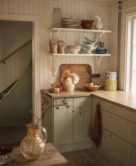 Spring Kitchen, Italian Interior, Cottage Kitchens, Kitchen Corner, Kitchen Dinning, Kitchen Plans, Cottage Kitchen, Kitchen Remodel Idea, Farmhouse Kitchen Decor