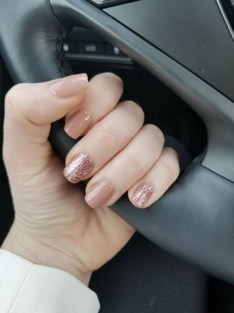 14 Ideas paras hacer del ‘nude’ tu color favorito de uñas Sparkle Nails Ideas, Rose Gold Nails, Sparkle Nails, Dipped Nails, Short Acrylic Nails, Nail Arts, Gold Nails, Perfect Nails, Nails Ideas