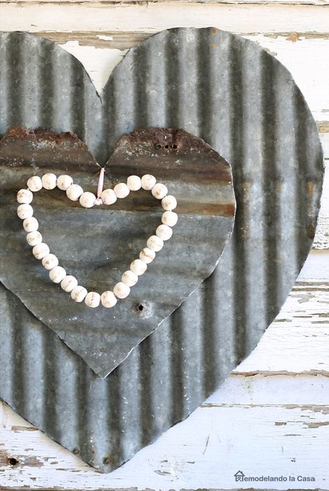 Hearts made of corrugated metal roofing material - A repurposed wall art project Galvanized Sheet Metal Projects, Tin Hearts Diy, Corrugated Metal Crafts, Metal Crafts Ideas, Sheet Metal Crafts, Tin Projects, Barn Tin, Corrugated Iron, Corrugated Tin