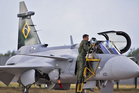 Military and Commercial Technology: F-39 Gripen fighter flies for the first time with a Brazilian Air Force pilot Saab Jas 39 Gripen, Brazilian Air Force, Jas 39 Gripen, Ah 64 Apache, Air Machine, Delta Wing, Air Force Pilot, Air New Zealand, Virgin Atlantic