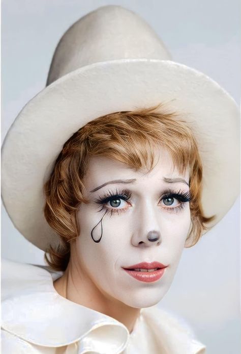 Biography of Carol Burnett - Famous Clowns Laughing Photoshoot, Clown Portrait Photography, Carol Burnett Funny, Comedian Portraits, Miss Hannigan Carol Burnett, Special Photoshoot, The Carol Burnett Show, Famous Clowns, Carol Burnett Show