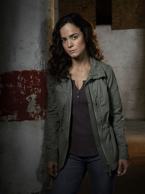 Is 'Queen Of The South' A True Story? Alice Braga Dishes On What Inspired Her New, Badass Role Queen Of The South Outfits, Real Peaky Blinders, South Outfits, Hill City South Dakota, Teresa Mendoza, Mercy Thompson, Alice Braga, Queen Of South, Sonia Braga