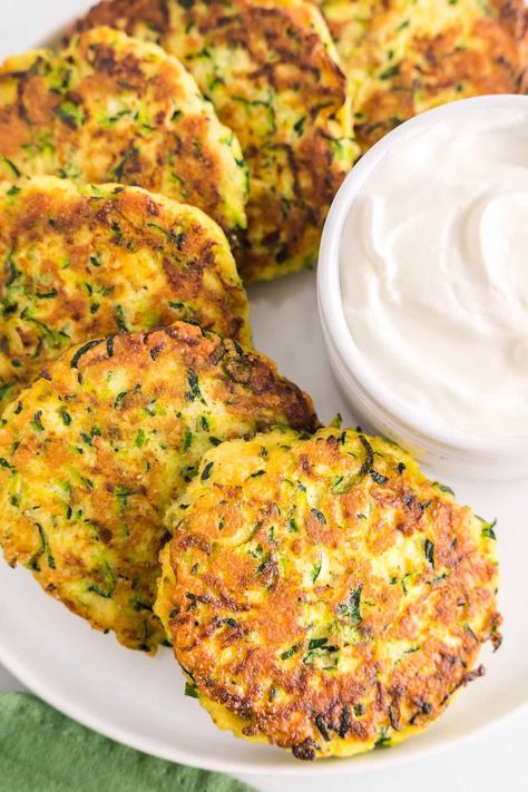 Zucchini And Squash Fritters, Savoury Zucchini Recipes, Green Squash Recipes, Green Squash Recipe, Big Zucchini Recipes, Vegetable Patty, Zucchini Patties Recipes, Easy Zucchini Fritters, Crispy Zucchini Fritters