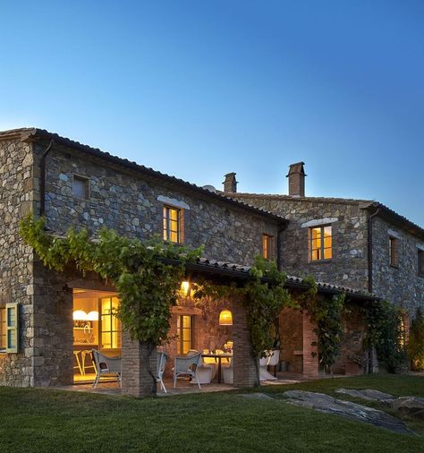 Italian Farmhouse Exterior, Toscana House, Italian Farm, Italian Style Home, Tuscany House, Siena Tuscany, Tuscan Farmhouse, Italian Country, Italian Farmhouse