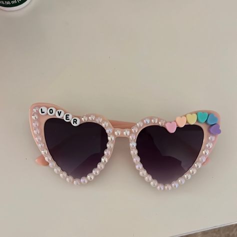 Taylor Swift Lover Sunglasses, Lover Sunglasses Taylor Swift, Cute Sunglasses With Beads, Lover Outfit Taylor Swift, Taylor Swift Sunglasses, Lover Sunglasses, Taylor Swift Accessories, Preppy Nails, Diy Sunglasses