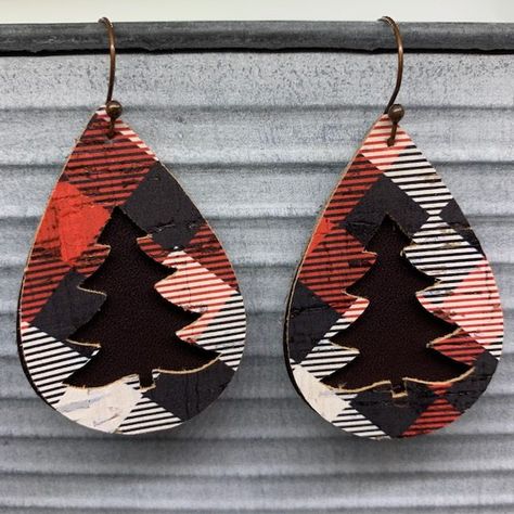 Christmas Tree DIY Faux Leather Earrings Diy Faux Leather Earrings, Leather Menu, Cheap Canvas, Christmas Tree Diy, Cricut Design Studio, Earring Kit, Christmas Tree Earrings, Faux Leather Earrings, Earring Tree