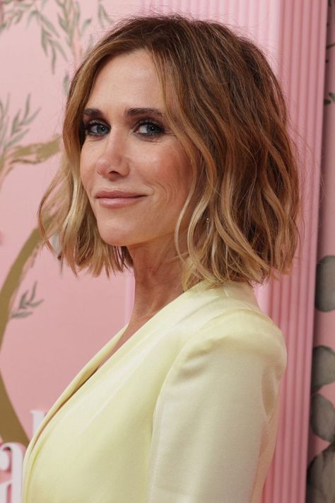 The world is waiting for "Palm Royale" to hit. While we count down the minutes, we have the beauty detail behind Kristen Wiig's glow. Kristen Wiig Style, Kristin Wiig Hair, Kristen Wiig Hair, Kristen Bell Hair, Kristin Wiig, Palm Royale, Celebrity Hair Colors, Purple Aura, Short Sassy Haircuts