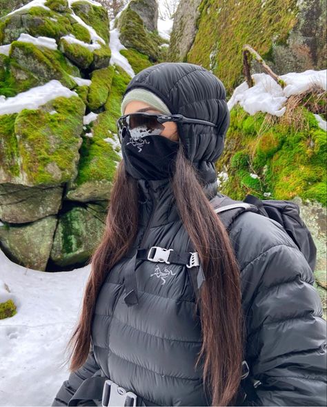 Gorpcore Women Outfits, Gorpcore Outfits Women, Running Sunglasses Women, Arcteryx Aesthetic, Gorpcore Girl, Winter Hiking Outfits, Outdoorsy Outfit, Running Aesthetics, Mountain Outfits