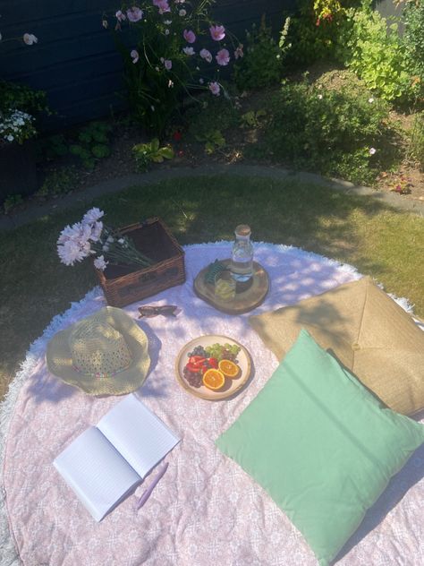 Sunbathing Aesthetic Garden, Lonely Birthday Ideas, Solo Picnic Aesthetic, Solo Picnic Ideas, Sunbathing Aesthetic, Healing Summer, Solo Picnic, Romanticing Life, Picnic Planning