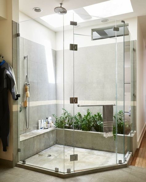 Shower with natural light and some plants... Lovely spot Manhattan Loft, Gravity Home, Luxury Shower, In Bathroom, Summer Home Decor, City Apartment, Luz Natural, Outdoor Shower, Beach House Decor