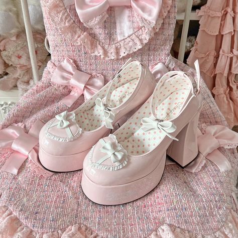 Fashion Shoes Heels, Cute Shoes Heels, Kawaii Shoes, Fancy Shoes, Girly Shoes, Aesthetic Shoes, Black High Heels, Pretty Shoes, Cutie Pie