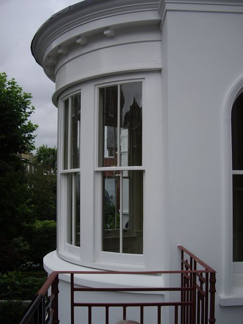 Curved bay sash windows Curved Windows Exterior, 1930s Extension, Bay Window Exterior, Bay Window Design, Window Bay, Georgian Windows, White Colonial, Oak Windows, Arch Building