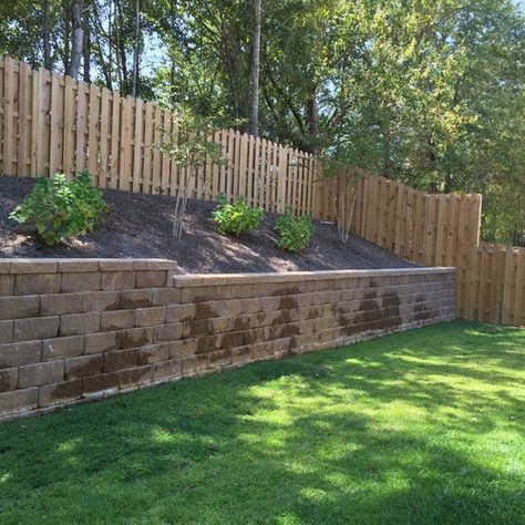 Garden Backyard Ideas, Backyard Hill Landscaping, Kitchen Design Outdoor, Backyard Retaining Walls, Sloped Backyard Landscaping, Building A Retaining Wall, Fireplace Outdoor, Landscaping On A Hill, Outdoor Gardens Landscaping