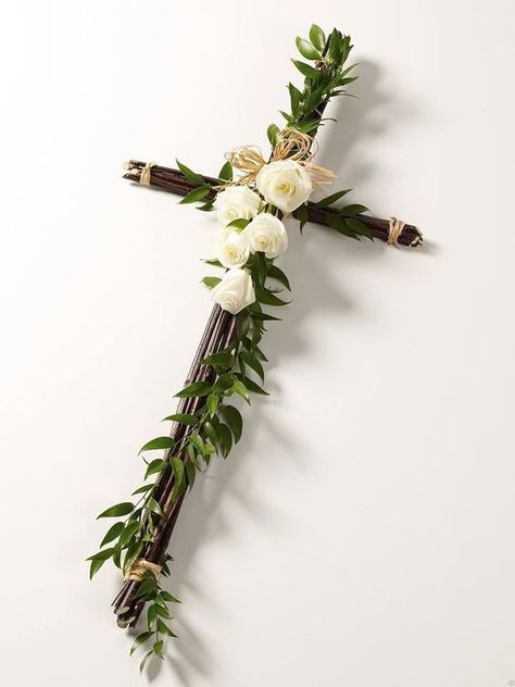 Diy Osterschmuck, Dekoratívne Vence, Easter Flower Arrangements, Deco Champetre, Cemetery Decorations, Cross Wreath, Cemetery Flowers, Church Flowers, Easter Decorations Dollar Store