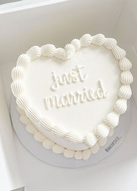 Just Married Wedding Cake, Heart Shaped Wedding Cakes, Heart Wedding Cakes, Simple Beach Wedding, Small Wedding Cakes, Heart Shaped Cakes, Simple Wedding Cake, Wedding Cakes Vintage, White Wedding Cake