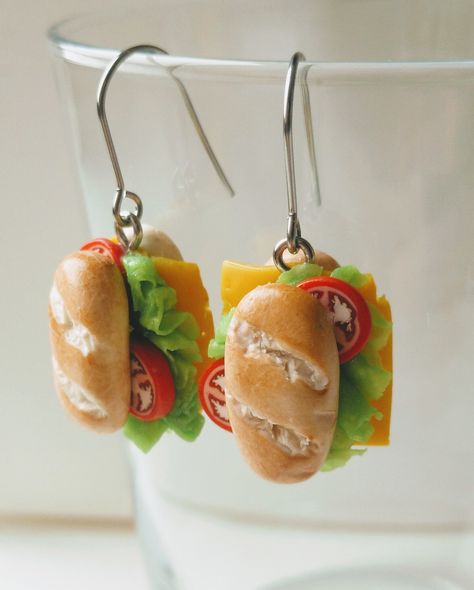 A couple of polymer clay veggie brioche earrings. Totally handmade, no molds are used. 1" x 0.7" in average. I want to see more Polymer Clay Jewelry...    http://www.etsy.com/shop/SilviaOrtizDeLaTorre?section_id=11425908 Silly Earrings, Crazy Earrings, Miniature Foods, Weird Jewelry, Food Earrings, Polymer Clay Jewelry Diy, Cute Polymer Clay, Food Jewelry, Clay Food