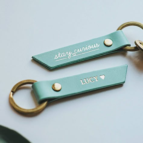 Leather Keyring Ideas, Leather Keychain Diy, Mini Albümler, Leather Keyrings, Personalized Keychains, Personalised Keyrings, Stay Curious, Idee Cricut, Photo Keyrings