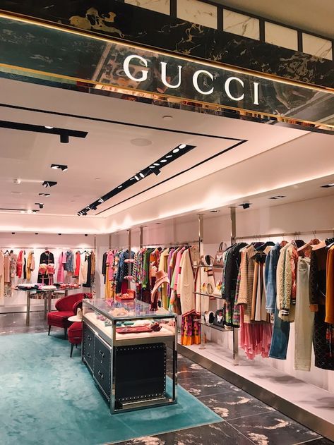 Gucci at Harrod's Gucci Brand Aesthetic, Gucci Interior Design, Gucci Store Design, Gucci Store Interior, Harrods Interior, Rich Brands, Luxury Retail Interior, Gucci Interior, Gucci Boutique