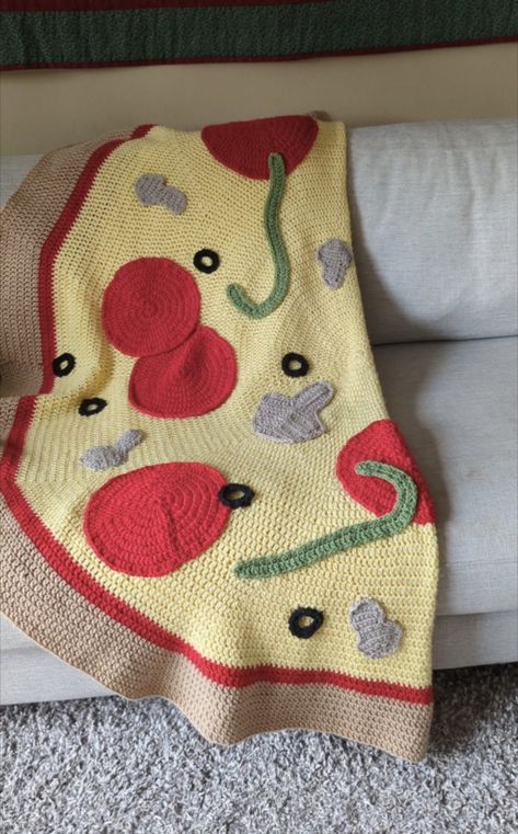 Pizza blanket made with crochet Crochet Food Blanket Free Pattern, Pizza Crochet Blanket, Crochet Food Blanket, Crochet Food Pillow, Crochet Picnic Blanket, Pizza Crochet, Crochet Picnic, Crochet Pizza, Pizza Blanket