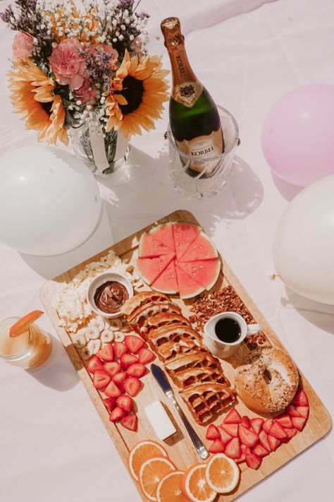 Birthday breakfast board will make any birthday girl feel special 💛 At Home Birthday Breakfast, Birthday Breakfast At Home, Brunch First Birthday Party Girl, Fifteenth Birthday, Breakfast Board, Birthday Breakfast, Cute Birthday Ideas, Birthday Inspo, Party Finger Foods