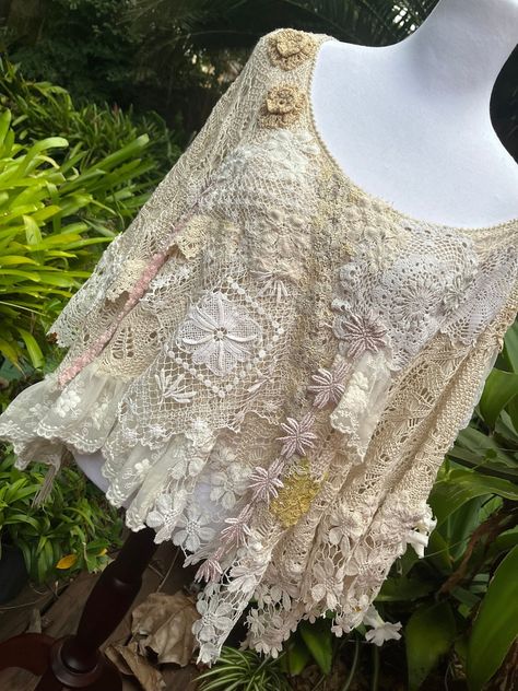 Doily Clothing, Shabby Chic Outfits, Diy Boho Clothes, Magnolia Pearl Style, Shabby Chic Tags, Handmade Tops, Appliqué Ideas, Poncho Style Top, Pearl Wedding Dress