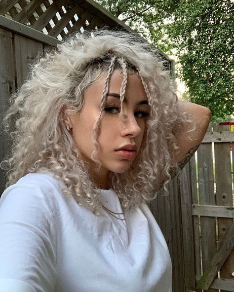 Platinum Curly Hair, Platinum Blonde Curly Hair, Silver Curly Hair, Bleached Curly Hair, Platinum Hair Color, Avatar Dr, Hair Curling Tips, Big Curly Hair, Blonde Curly Hair