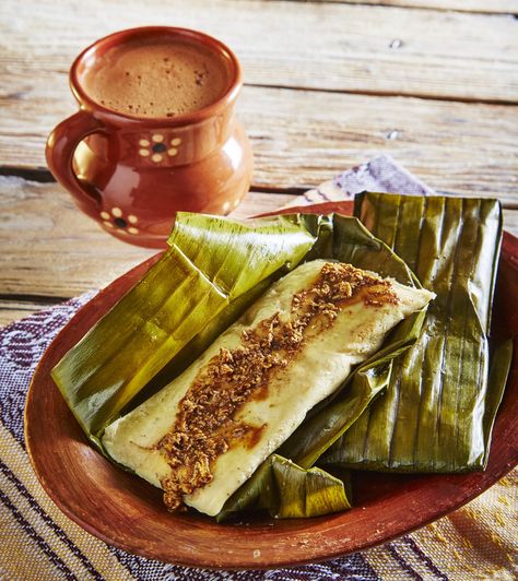 Para este mes patrio, no podemos dejar pasar la receta de los tamales oaxaqueños, hechos con #Thermomix How To Reheat Tamales, Mexican Mole Sauce, Cosmopolitan Recipe, Tamales Recipe, Vegetable Appetizers, Baked Dinner Recipes, Tamale Recipe, Meat Marinade, Healthy Meat Recipes