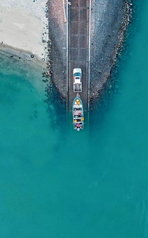 El acto cotidiano de una familia de pescadores en San Felipe, Baja California, que se dirigía a dejar su lancha al mar, quedó capturado en este contraste de colores. En esta comunidad desértica a orillas del Mar de Cortés hay costas rocosas y el agua es clara. San Felipe Baja California, Food And Travel, California, Travel