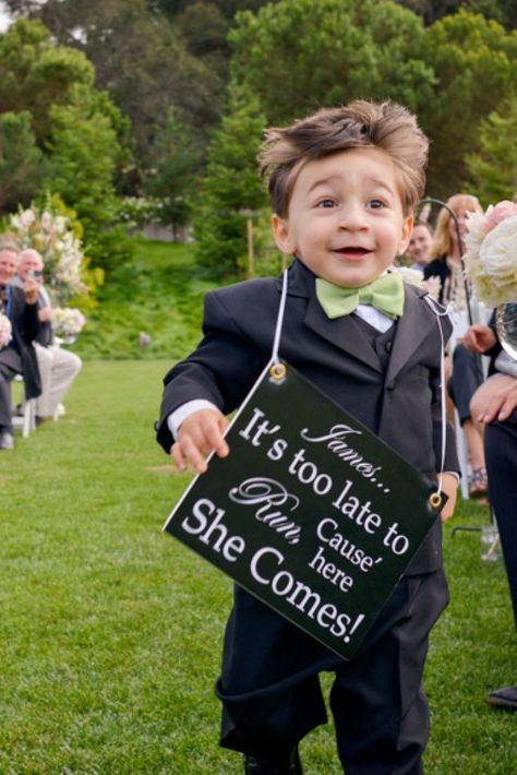 13 hilarious Wedding Day signs for only the most awesome Bride - Wedded Wonderland Funny Wedding Signs, Ring Bearer Signs, Tiny Wedding, Future Wedding Plans, Cute Wedding Ideas, Popular Wedding, Wedding Humor, Ring Bearer, Wedding Pics