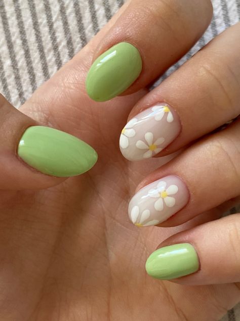 picture of nails, green nails and milky nails with white flowers Acrylic Nails Light Yellow, Green Yellow And White Nails, Green Nails With Yellow Flowers, Yellow Daisy Nail Art, Pale Green Nails With Flowers, Lime Gel Nails, Green Yellow Nails Ideas, Yellow And Green Nail Ideas, Pretty Green Nail Designs