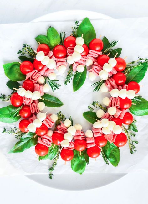 ANTIPASTO WREATH + WonkyWonderful Caprese Wreath, Antipasto Wreath, Wreath Recipe, Caprese Bites, Mozzarella Tomato, Holiday Treats Christmas, Simple Appetizer, Wreath Printable, Tomatoes Mozzarella