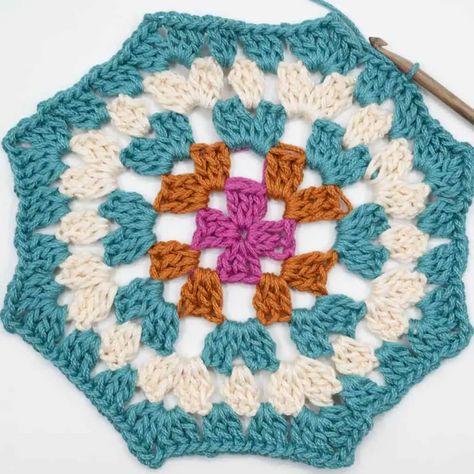 How To Crochet An Octagon Granny Square Crochet Octagon, Crochet Hook And Yarn, Granny Square Handbag, Granny Square Purse, Classic Granny Square, Joining Granny Squares, Beginning Crochet, Crochet Granny Squares, Granny Square Projects