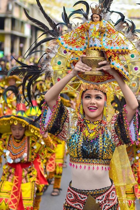 Sinulog Festival Viva Señor Santo Niño Dinagyang Festival Costume, Sinulog Festival Art, Sinulog Festival Costume, Filipino Festival, Filipino Costume, Dinagyang Festival, Philippine Festivals, Korean Haircut Men, Prince Warrior