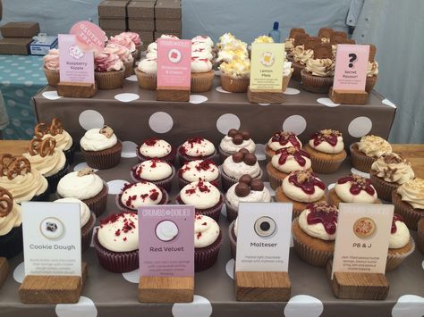 Too good lookin' to eat cupcakes from Crumbs and Doilies at #Carnaby #StreetEat #StreetFood Cupcake Market Stall, Cake Stall Display Ideas, Crumbs And Doilies, Bake Sale Displays, Cupcake Signs, Bake Sale Packaging, Dream Bakery, Cake Displays, Cake Stall